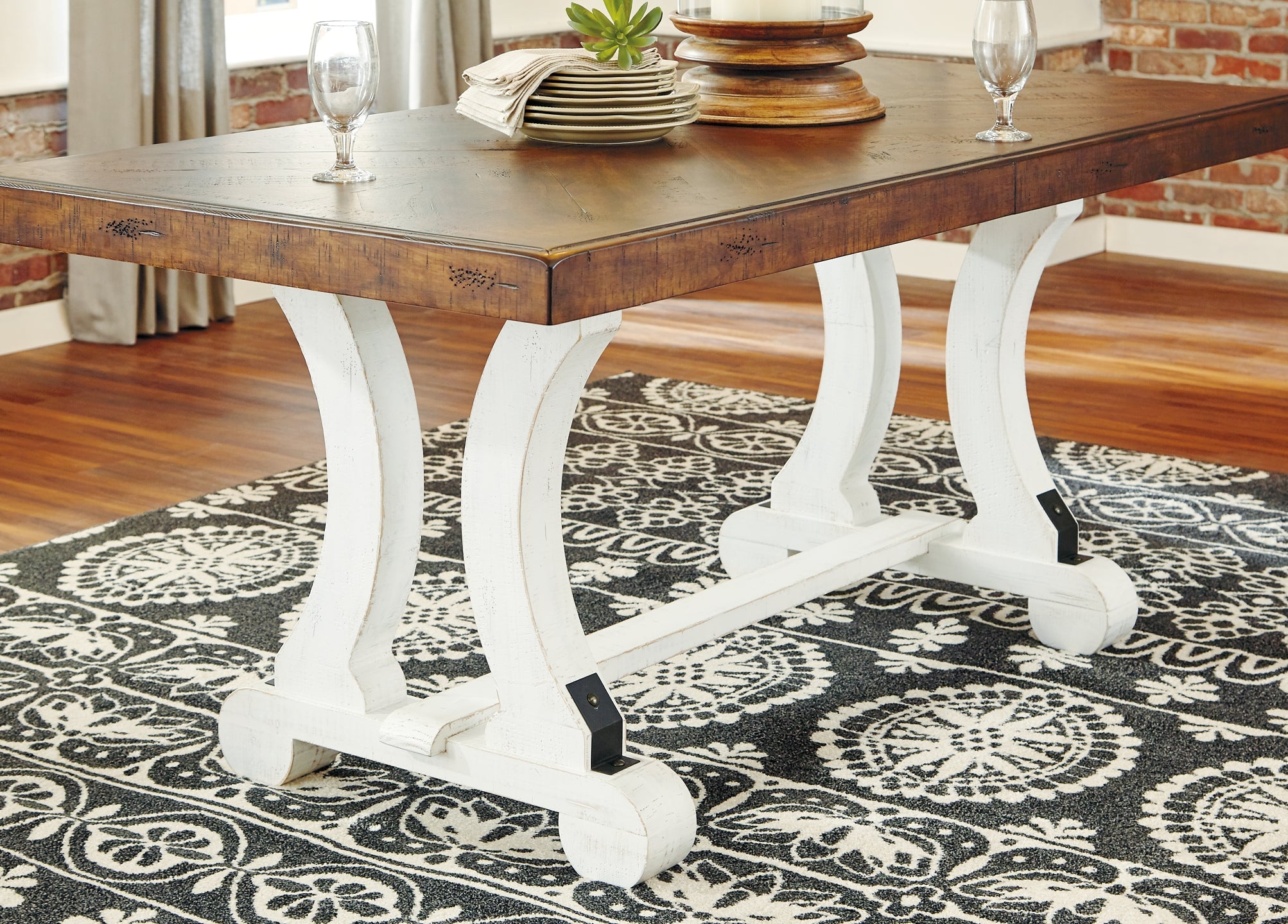 Valebeck Table