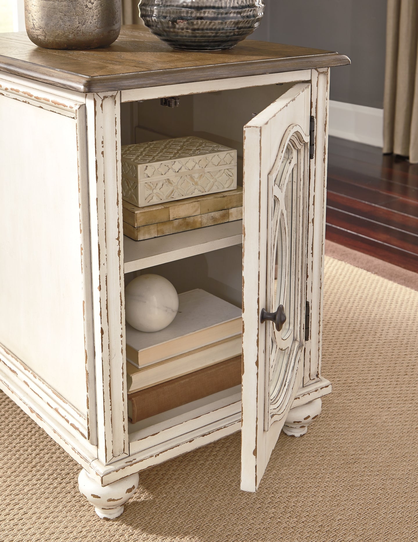 Realyn Chairside End Table - White/Brown