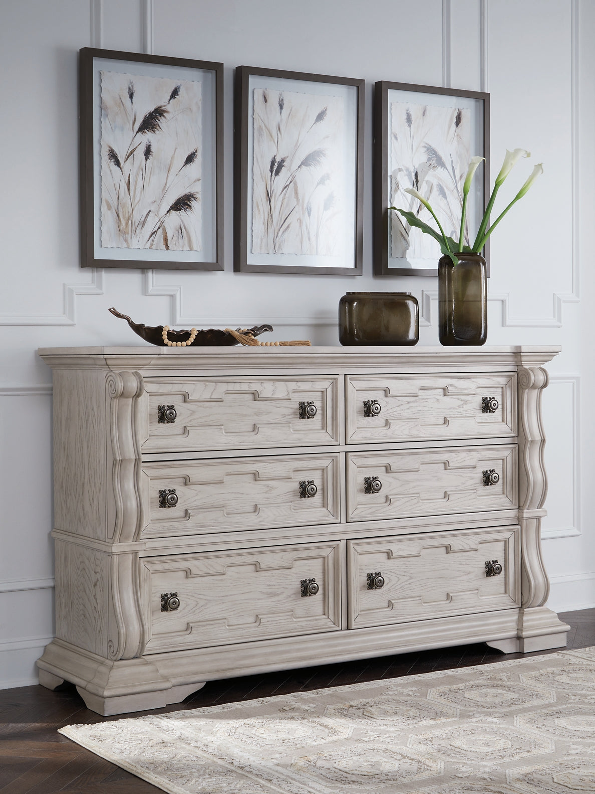 Bruchandi Dresser