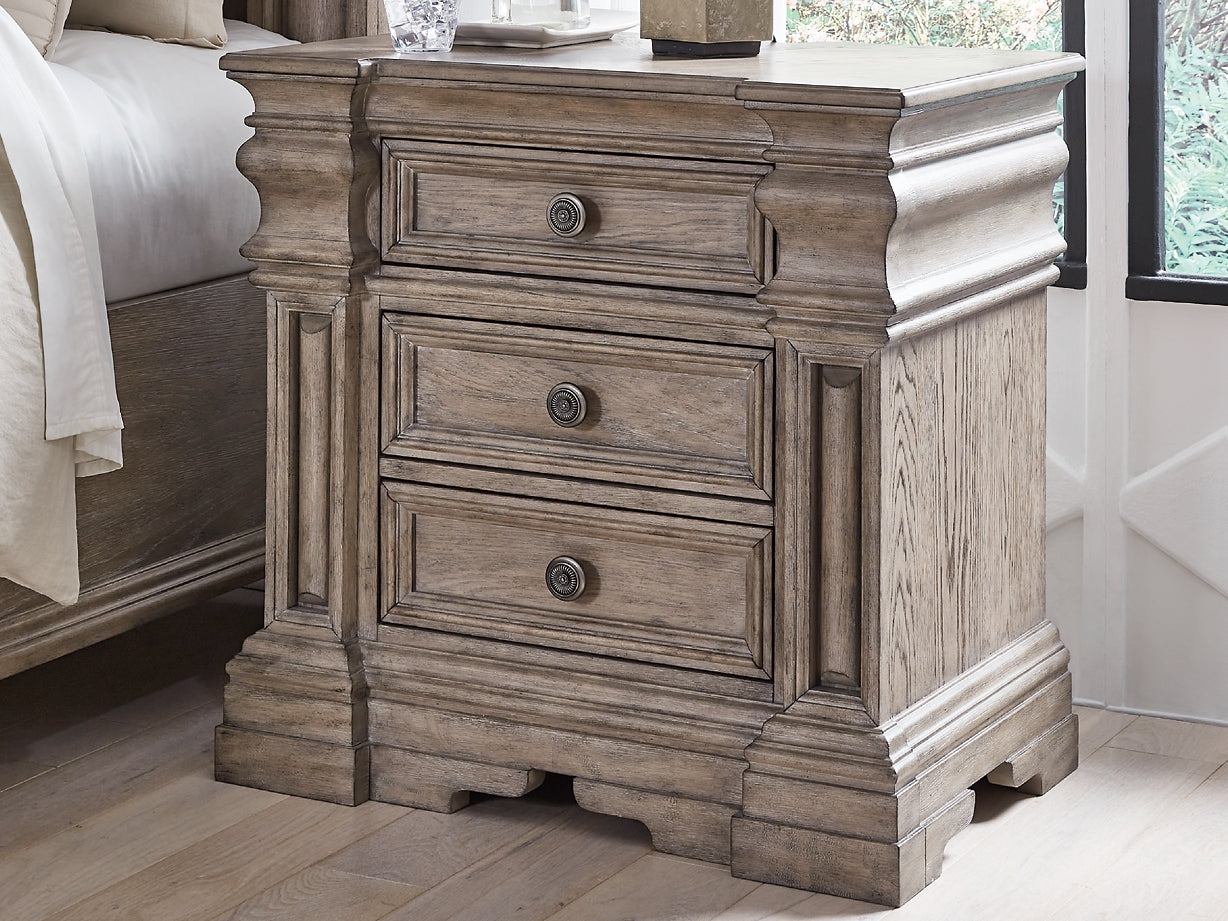 Blairhurst California King Panel Bed with Mirrored Dresser, Chest and Nightstand