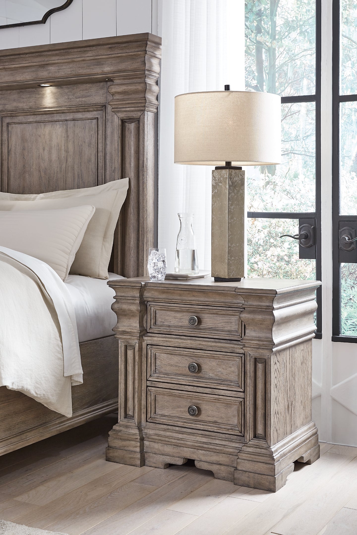 Blairhurst California King Panel Bed with Mirrored Dresser, Chest and Nightstand