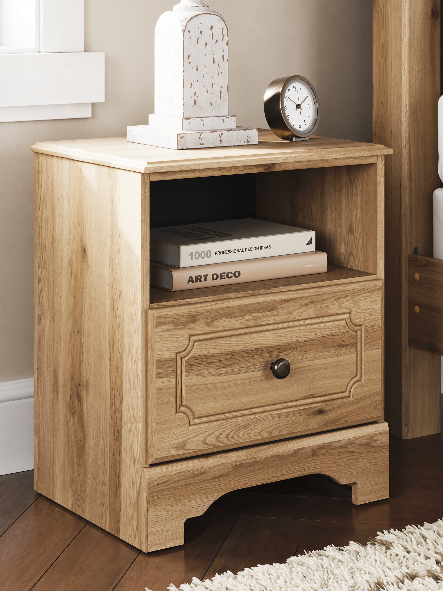 Aleaport King Panel Bed with Mirrored Dresser and Nightstand