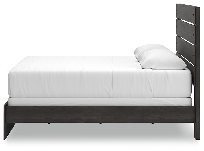 Hollivern King Panel Bed with Mirrored Dresser and Chest