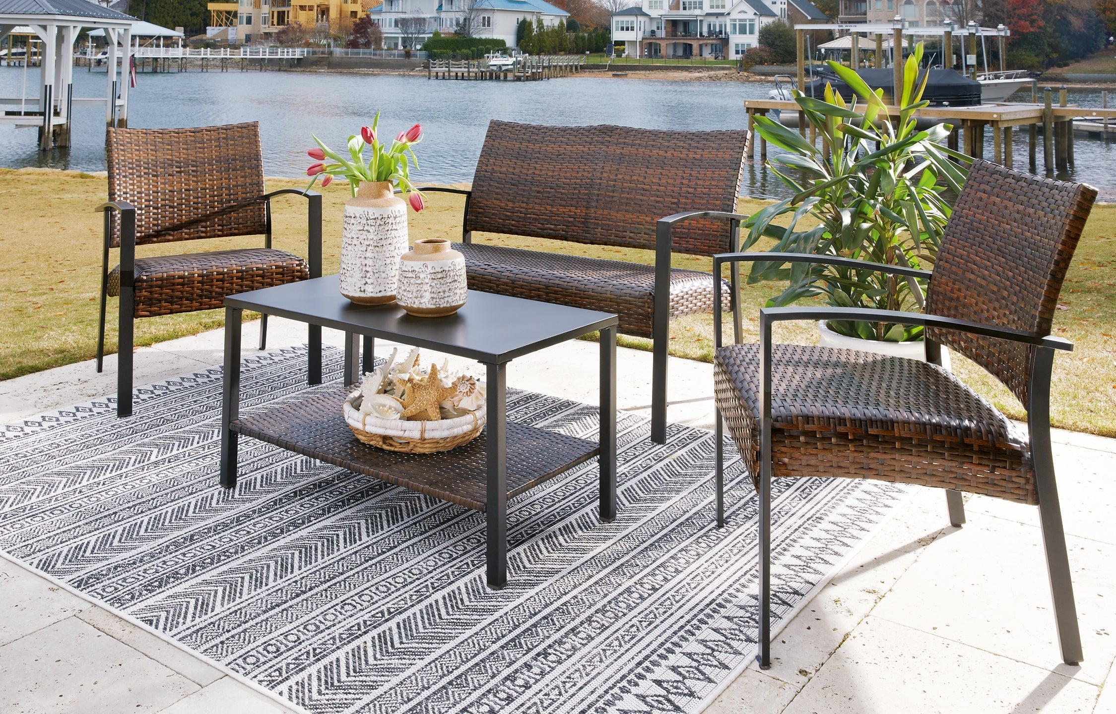 Zariyah Love/Chairs/Table Set (4/CN)