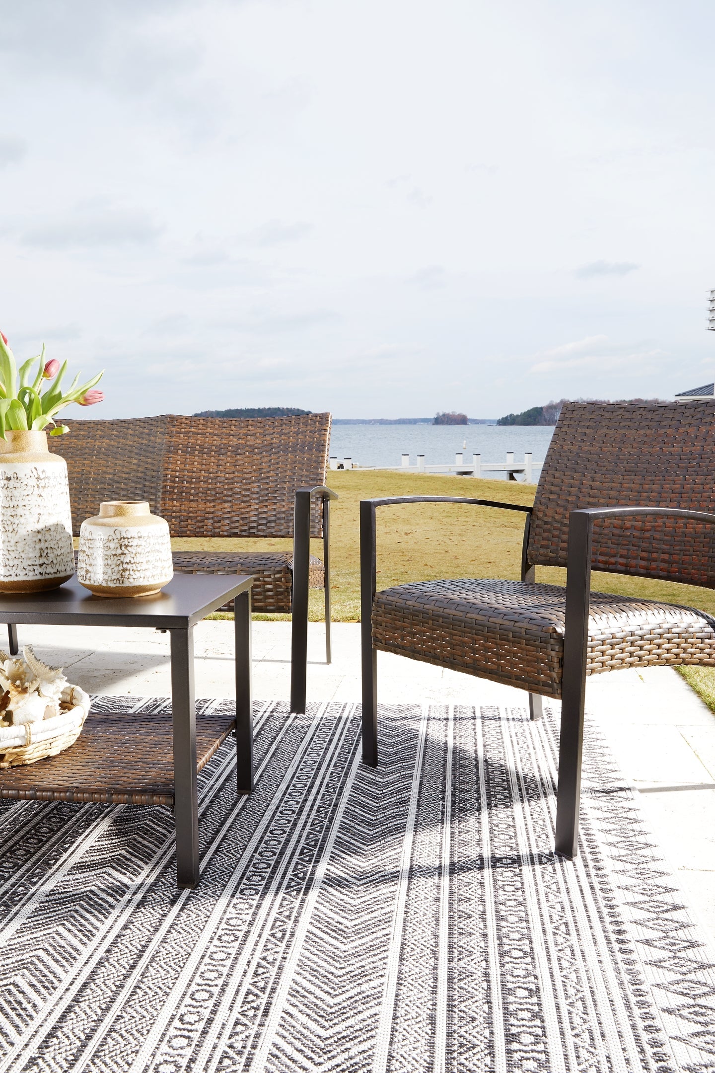 Zariyah Love/Chairs/Table Set (4/CN)
